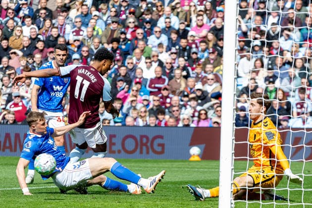 Aston Villa v Sunderland, Premier League Aston Villa forward Ollie Watkins (11) battles for possession for ball in box during the Premier League match between Aston Villa and Sunderland at Villa Park, Birmingham, UK on 19 April 2026. Birmingham Villa Park West Midlands UK Editorial use only DataCo restrictions apply See www.football-dataco.com , Copyright: xManjitxNarotrax PSI-24107-0123