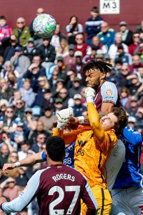 Aston Villa v Sunderland, Premier League Aston Villa defender Tyrone Mings (5) heads the ball from Sunderland goalkeeper Robin Roefs (22) during the Premier League match between Aston Villa and Sunderland at Villa Park, Birmingham, UK on 19 April 2026. Birmingham Villa Park West Midlands UK Editorial use only DataCo restrictions apply See www.football-dataco.com , Copyright: xManjitxNarotrax PSI-24107-0127