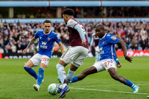 Aston Villa v Sunderland, Premier League Sunderland midfielder Enzo Le Fee (28) and Sunderland midfielder Noah Sadiki (27) block Aston Villa forward Jadon Sancho (19) run during the Premier League match between Aston Villa and Sunderland at Villa Park, Birmingham, UK on 19 April 2026. Birmingham Villa Park West Midlands UK Editorial use only DataCo restrictions apply See www.football-dataco.com , Copyright: xManjitxNarotrax PSI-24107-0133