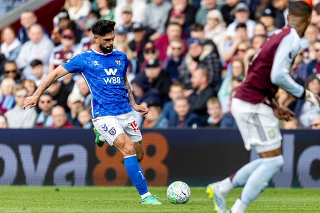 Aston Villa v Sunderland, Premier League Sunderland defender Omar Alderete (15) runs forward during the Premier League match between Aston Villa and Sunderland at Villa Park, Birmingham, UK on 19 April 2026. Birmingham Villa Park West Midlands UK Editorial use only DataCo restrictions apply See www.football-dataco.com , Copyright: xManjitxNarotrax PSI-24107-0159