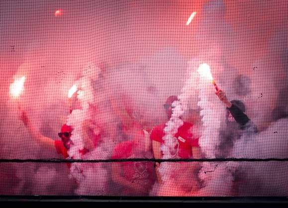 ROTTERDAM - AZ fans set off fireworks during the KNVB Cup final match between AZ and NEC at De Kuip Stadium on April 19, 2026 in Rotterdam, the Netherlands. KOEN VAN WEEL ANP Dutch KNVB Beker FINAL 2025-2026 xVIxANPxSportx xxANPxIVx 556255133 originalFilename: 556255133.jpg