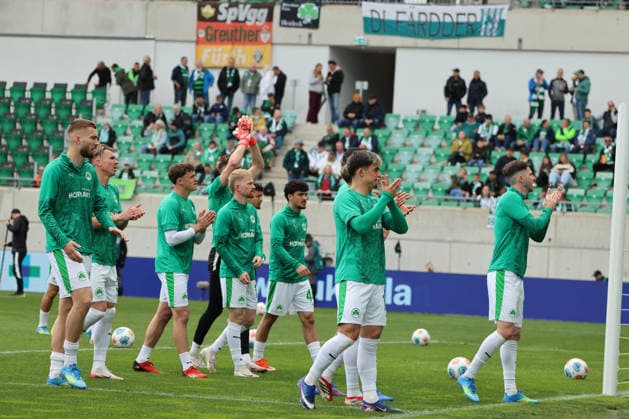 Fürth, Deutschland: 19. April 2026 - 2. Bundesliga - 30. Spieltag - SpVgg Greuther Fürth vs. SV Darmstadt 98 Im Bild: Die Spieler von Greuther Fürth vor der Fankurve von Greuther Fürth vor dem Spiel gegen Darmstadt DFL regulations prohibit any use of photographs as image sequences and or quasi-video.