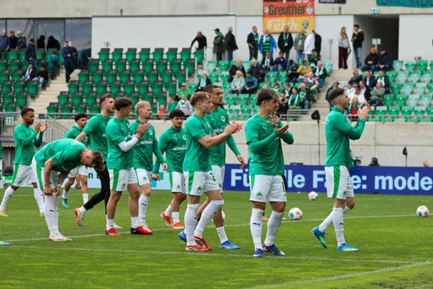 Fürth, Deutschland: 19. April 2026 - 2. Bundesliga - 30. Spieltag - SpVgg Greuther Fürth vs. SV Darmstadt 98 Im Bild: Die Spieler von Greuther Fürth vor der Fankurve von Greuther Fürth vor dem Spiel gegen Darmstadt DFL regulations prohibit any use of photographs as image sequences and or quasi-video.