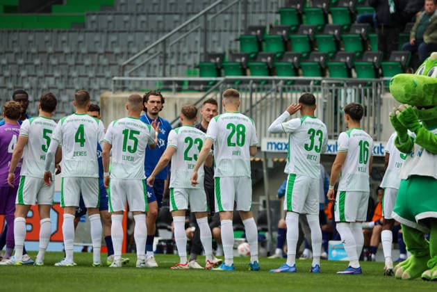 Fürth, Deutschland: 19. April 2026 - 2. Bundesliga - 30. Spieltag - SpVgg Greuther Fürth vs. SV Darmstadt 98 Im Bild: Die Spieler von Greuther Fürth und SV Darmstadt klatschen sich vor dem Spiel ab DFL regulations prohibit any use of photographs as image sequences and or quasi-video.