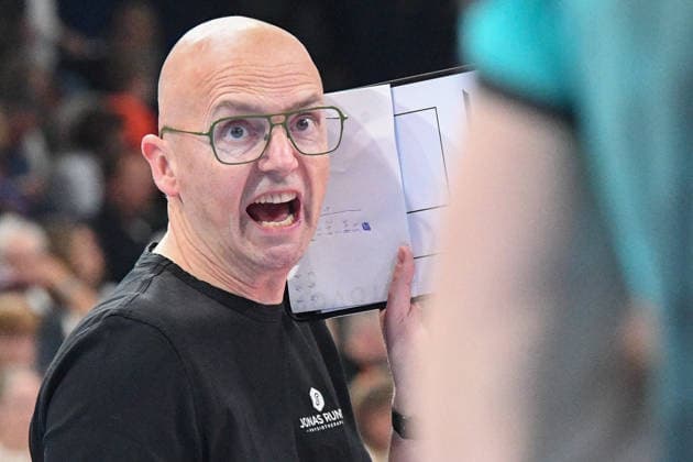 Christophe Achten (Head Coach Powervolleys Düren) Mimik, starker Gesichtsausdruck, Emotion, 19.04.2026, Düren (Deutschland), Volleyball, 1. Bundesliga Männer, Halbfinale Playoff, SWD Powervolleys Düren - SVG Lüneburg