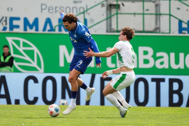 Fürth, Deutschland: 19. April 2026 - 2. Bundesliga - 30. Spieltag - SpVgg Greuther Fürth vs. SV Darmstadt 98 Im Bild: v.li. im Zweikampf Fraser Hornby (SV Darmstadt) und Reno Münz Meunz (Greuther Fürth) DFL regulations prohibit any use of photographs as image sequences and or quasi-video.