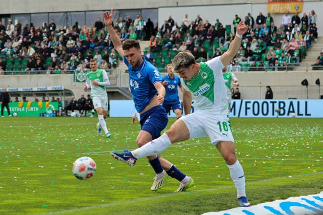Fürth, Deutschland: 19. April 2026 - 2. Bundesliga - 30. Spieltag - SpVgg Greuther Fürth vs. SV Darmstadt 98 Im Bild: v.li. im Zweikampf Sergio Lopez (SV Darmstadt) und Felix Higl (Greuther Fürth) DFL regulations prohibit any use of photographs as image sequences and or quasi-video.
