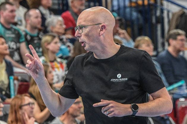Christophe Achten (Head Coach Powervolleys Düren) gibt Anweisungen, gestikuliert, mit den Armen gestikulieren, gives instructions, gesticulate, 19.04.2026, Düren (Deutschland), Volleyball, 1. Bundesliga Männer, Halbfinale Playoff, SWD Powervolleys Düren - SVG Lüneburg