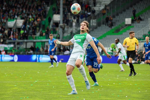 Fürth, Deutschland: 19. April 2026 - 2. Bundesliga - 30. Spieltag - SpVgg Greuther Fürth vs. SV Darmstadt 98 Im Bild: v.li. im Zweikampf Reno Münz Muenz (Greuther Fürth) und Killian Corredor (SV Darmstadt) DFL regulations prohibit any use of photographs as image sequences and or quasi-video.