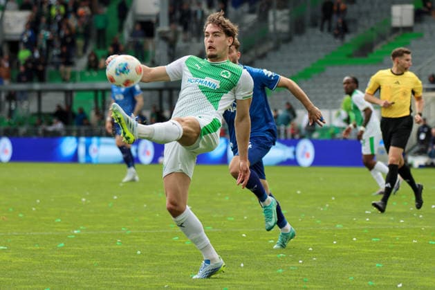 Fürth, Deutschland: 19. April 2026 - 2. Bundesliga - 30. Spieltag - SpVgg Greuther Fürth vs. SV Darmstadt 98 Im Bild: v.li. im Zweikampf Reno Münz Muenz (Greuther Fürth) und Killian Corredor (SV Darmstadt) DFL regulations prohibit any use of photographs as image sequences and or quasi-video.