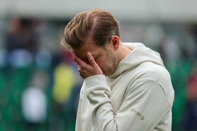Fürth, Deutschland: 19. April 2026 - 2. Bundesliga - 30. Spieltag - SpVgg Greuther Fürth vs. SV Darmstadt 98 Im Bild: Trainer Florian Kohfeldt (SV Darmstadt) nach der Niederlage gegen Greuther Fürth tief enttäuscht und nachdenklich, dass er seine Hände vor sein Gesicht hält DFL regulations prohibit any use of photographs as image sequences and or quasi-video.