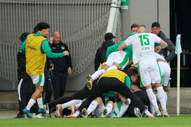 Fürth, Deutschland: 19. April 2026 - 2. Bundesliga - 30. Spieltag - SpVgg Greuther Fürth vs. SV Darmstadt 98 Im Bild: Torschütze Noel Futkeu (Greuther Fürth) macht das Tor zum 3:2 für Fürth und jubelt mit seinen Mannschaftskollegen, die sich auf ihn stürzen DFL regulations prohibit any use of photographs as image sequences and or quasi-video.