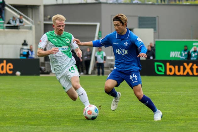 Fürth, Deutschland: 19. April 2026 - 2. Bundesliga - 30. Spieltag - SpVgg Greuther Fürth vs. SV Darmstadt 98 Im Bild: v.li. im Zweikampf Jomaine Consbruch (Greuther Fürth) und Yosuke Furukawa (SV Darmstadt) DFL regulations prohibit any use of photographs as image sequences and or quasi-video.
