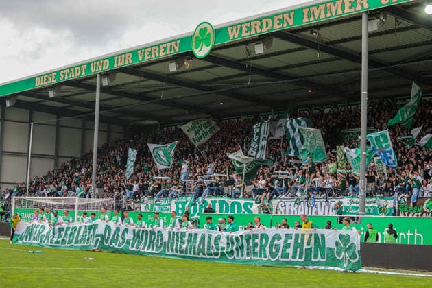 Fürth, Deutschland: 19. April 2026 - 2. Bundesliga - 30. Spieltag - SpVgg Greuther Fürth vs. SV Darmstadt 98 Im Bild: Symbolbild Die Mannschaft von Greuther Fürth beim Abschlussjubel vor der Fankurve von Greuther Fürth mit Aktionsbanner DFL regulations prohibit any use of photographs as image sequences and or quasi-video.
