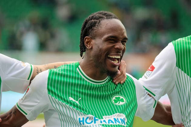 Fürth, Deutschland: 19. April 2026 - 2. Bundesliga - 30. Spieltag - SpVgg Greuther Fürth vs. SV Darmstadt 98 Im Bild: Noel Futkeu (Greutehr Fürth), der heute die entscheidenden Tor zum Sieg für Fürth geschossen hat, beim Abschlussjubel DFL regulations prohibit any use of photographs as image sequences and or quasi-video.