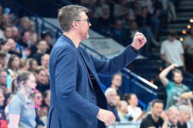Stefan Hübner (Trainer SVG Lüneburg) ballt eine Faust, Geste, Gestik, zuversichtlich, optimitstisch, Aktion, Action, , 19.04.2026, Düren (Deutschland), Volleyball, 1. Bundesliga Männer, Halbfinale Playoff, SWD Powervolleys Düren - SVG Lüneburg