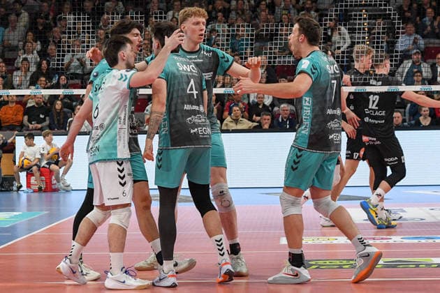 Die Spieler von den Powervolleys Düren, jubeln über einen Punkt, Jubel, celebrate the point, celebration, Action, Aktion, 19.04.2026, Düren (Deutschland), Volleyball, 1. Bundesliga Männer, Halbfinale Playoff, SWD Powervolleys Düren - SVG Lüneburg