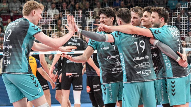Die Spieler von den Powervolleys Düren, jubeln über einen Punkt, Jubel, celebrate the point, celebration, Action, Aktion , 19.04.2026, Düren (Deutschland), Volleyball, 1. Bundesliga Männer, Halbfinale Playoff, SWD Powervolleys Düren - SVG Lüneburg