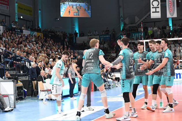 Die Spieler von den Powervolleys Düren, jubeln über einen Punkt, Jubel, celebrate the point, celebration, Action, Aktion , 19.04.2026, Düren (Deutschland), Volleyball, 1. Bundesliga Männer, Halbfinale Playoff, SWD Powervolleys Düren - SVG Lüneburg