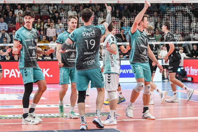 Die Spieler von den Powervolleys Düren, jubeln über einen Punkt, Jubel, celebrate the point, celebration, Action, Aktion , 19.04.2026, Düren (Deutschland), Volleyball, 1. Bundesliga Männer, Halbfinale Playoff, SWD Powervolleys Düren - SVG Lüneburg