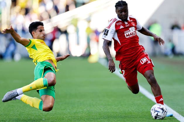 FC Nantes v Stade Brestois 29 - Ligue 1 McDonald s 2025 2026 02 Ali YOUSSIF YOUSSEF Ibrahim Almusrati (fcn) - 07 Junior DINA EBIMBE (sb29) during the Ligue 1 McDonald s match between Nantes and Brest at Stade de la Beaujoire on April 19, 2026 in Nantes, France. Nantes France  Copyright: xFEPx 776348358