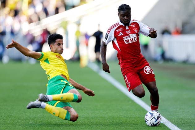 FC Nantes v Stade Brestois 29 - Ligue 1 McDonald s 2025 2026 02 Ali YOUSSIF YOUSSEF Ibrahim Almusrati (fcn) - 07 Junior DINA EBIMBE (sb29) during the Ligue 1 McDonald s match between Nantes and Brest at Stade de la Beaujoire on April 19, 2026 in Nantes, France. Nantes France  Copyright: xFEPx 776348358