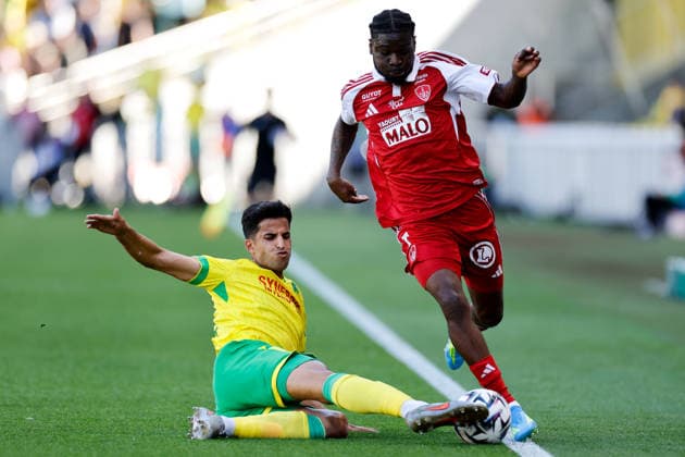 FC Nantes v Stade Brestois 29 - Ligue 1 McDonald s 2025 2026 02 Ali YOUSSIF YOUSSEF Ibrahim Almusrati (fcn) - 07 Junior DINA EBIMBE (sb29) during the Ligue 1 McDonald s match between Nantes and Brest at Stade de la Beaujoire on April 19, 2026 in Nantes, France. Nantes France  Copyright: xFEPx 776348358