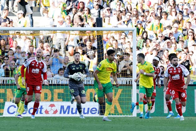 FC Nantes v Stade Brestois 29 - Ligue 1 McDonald s 2025 2026 30 Gregoire COUDERT (sb29) - 02 Ali YOUSSIF YOUSSEF Ibrahim Almusrati (fcn) - 19 Ludovic AJORQUE (sb29) during the Ligue 1 McDonald s match between Nantes and Brest at Stade de la Beaujoire on April 19, 2026 in Nantes, France. Nantes France  Copyright: xFEPx 776348358