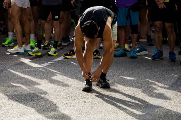 April 19, 2026, Vancouver, British Columbia, Canada: A person ties their shoes at the starting line of the 2026 Vancouver Sun Run Vancouver Canada - ZUMAw171 20260419_znp_w171_007 Copyright: xRyanxWalterxWagnerx