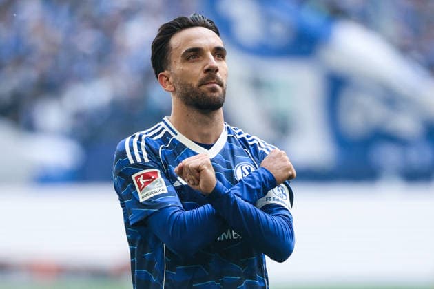 2. Bundesliga - FC Schalke 04 - SC Preußen Münster am 19.04.2026 in der Veltins-Arena auf Schalke Jubel, Torjubel, Torschuetze, Torschütze Kenan Karaman (Schalke 19) jubelt nach seinem Tor zum 1 zu 0 *** 2 Bundesliga FC Schalke 04 SC Preußen Münster on 19 04 2026 at the Veltins Arena on Schalke Cheering, goal celebration, goal scorer, goal scorer Kenan Karaman Schalke 19 cheers after his goal to make it 1 - 0 MH