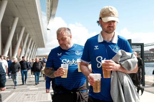 Everton v Liverpool 19 April 2026, Liverpool - Premier League Football - Everton v Liverpool - Everton fans carry beers - Photo: Jacques Feeney Offside. Liverpool UK Copyright: xJacquesxFeeneyx xOffsidexOffside