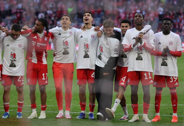 19.04.2026, 1. Bundesliga , FC Bayern Muenchen vs VfB Stuttgart, Allianz Arena Muenchen, Fussball, im Bild: Raphael Guerreiro (FC Bayern Muenchen), Michael Olise (FC Bayern Muenchen), Jamal Musiala (FC Bayern Muenchen), Aleksandar Pavlovic (FC Bayern Muenchen), Tom Bischof (FC Bayern Muenchen), Luis Diaz (FC Bayern Muenchen), Nicolas Jackson (FC Bayern Muenchen) und Bara Sapoko Ndiaye (FC Bayern Muenchen) feiern *** 19 04 2026, 1 Bundesliga , FC Bayern Muenchen vs VfB Stuttgart, Allianz Arena Muenchen, Soccer, Sports, in the picture Raphael Guerreiro FC Bayern Muenchen , Michael Olise FC Bayern Muenchen , Jamal Musiala FC Bayern Muenchen , Aleksandar Pavlovic FC Bayern Muenchen , Tom Bischof FC Bayern Muenchen , Luis Diaz FC Bayern Muenchen , Nicolas Jackson FC Bayern Muenchen and Bara Sapoko Ndiaye FC Bayern Muenchen celebrate