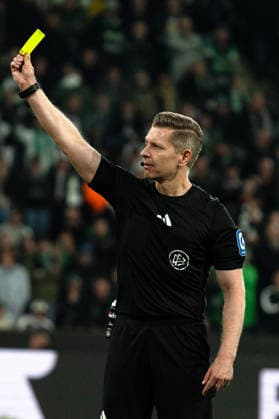 Deutschland: Bundesliga 2025 2026 Borussia Mönchengladbach vs. 1. FSV Mainz 05 30. Spieltag Sonntag, 19.04.2026 Borussia-Park (Nordrhein-Westfalen) Tobias Welz (Schiedsrichter) Gelbe Karte *** Germany Bundesliga 2025 2026 Borussia Mönchengladbach vs 1 FSV Mainz 05 Matchday 30 Sunday, 19 04 2026 Borussia Park North Rhine-Westphalia Tobias Welz Referee Yellow card Copyright: xCelinaxLeiersx