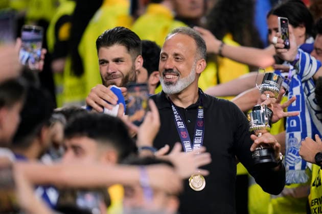 Real Sociedad v Atletico de Madrid - Copa Del Rey Final Pellegrino Matarazzo head coach of Real Sociedad and USA celebrates the victory after winning the Copa del Rey final match between Real Sociedad y Atletico de Madrid at Estadio de La Cartuja on April 18, 2026 in Seville, Spain. Sevilla Spain  Copyright: xJosexBretonx originalFilename:bretonhernandez-realsoci260419_nplfq.jpg