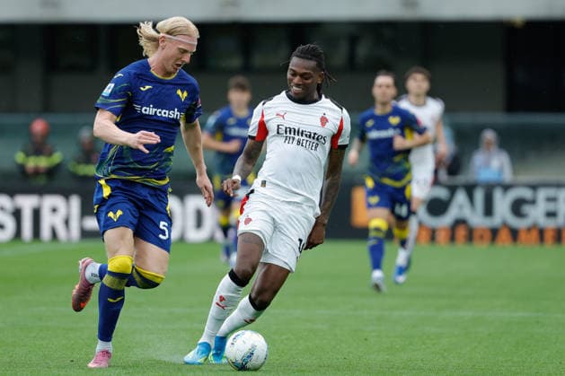 A soccer match Hellas Verona vs AC Milan at Marcantonio Bentegodi Stadium Rafael Leao (R) of AC Milan under pressure from Andrias Edmundsson (L) of Hellas Verona FC during the Italian Serie A soccer match Hellas Verona vs AC Milan at Marcantonio Bentegodi Stadium. Final score Hellas Verona 0: 1 AC Milan Verona Italy Copyright: xEmanuelexPennacchiox xSOPAxImagesx _PR11540
