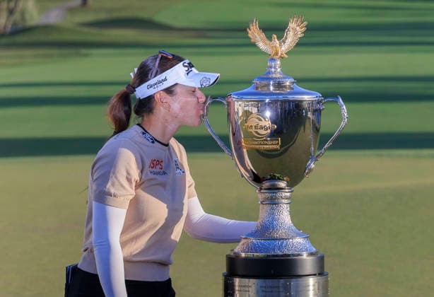 April 19, 2026, Tarzana, California, USA: Hannah Green kisses the Championship trophy after winning the Final Round of the 2026 JM Eagle Championship Los Angeles on Sunday April 19, 2026 at the Caballero Country Club in Tarzana, California. ARIANA RUIZ PI Tarzana USA - ZUMAp124 20260419_zaa_p124_044 Copyright: xArianaxRuizx