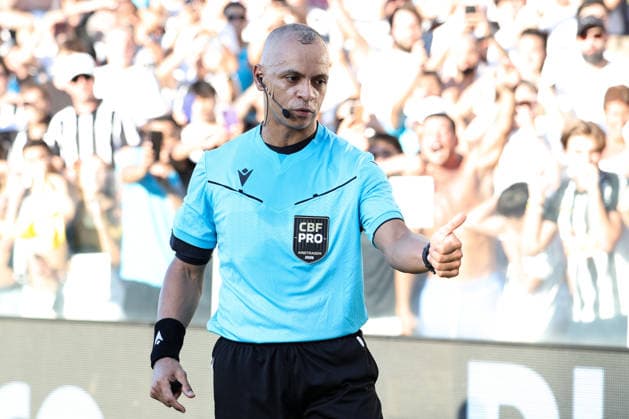 SANTOS, BRAZIL - APRIL 19: The Referee Wilton Pereira Sampaio during the Santos v Fluminense - Brasileirao 2026 at Vila Belmiro Stadium on April 19, 2026 in Santos, Brazil. (Photo by Marco Buenavista Sports Press Photo)  Copyright: xMarcoxBuenavista SportsxPressxPhotox Sportspressphoto_SPR133632