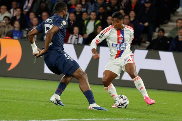 (260420) -- PARIS, April 20, 2026 -- PSG s Willian Pacho (L) vies with Lyon s Endrick during the Ligue 1 football match between Paris Saint-Germain FC (PSG) and Lyon in Parc des Princes Stadium, Paris, France, April 19, 2026. (Photo by Henri Szwarc Xinhua) (SP)FRANCE-PARIS-FOOTBALL-LIGUE 1-PSG VS LYON WuxHuiwo 