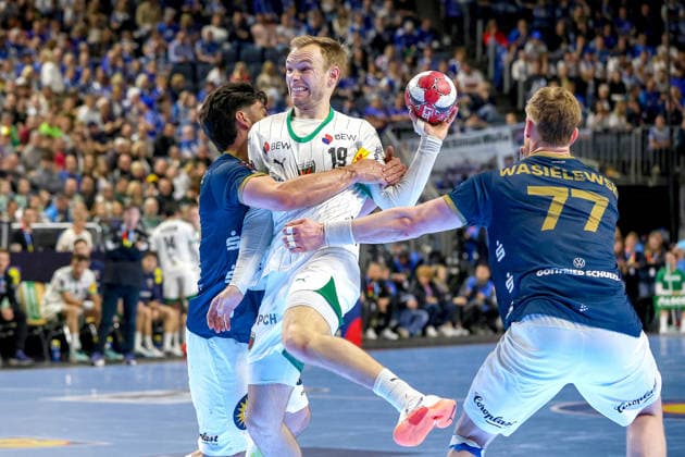 19.04.2026, xsscx, Handball, DHB-Pokal Lidl Final4, Finale, Füchse Berlin - Bergischer HC, Saison 2025 2026 Herren, Lanxess Arena, Köln: Belal Ibrahim Massoud (Bergischer HC 20) im Zweikampf gegen Mathias Gidsel (Füchse Berlin 19) Photo: xSandraxScherningxPressefotoKochx Nordrhein-Westfalen Deutschland