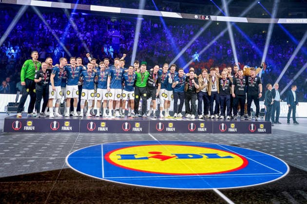 19.04.2026, xsscx, Handball, DHB-Pokal Lidl Final4, Finale, Füchse Berlin - Bergischer HC, Saison 2025 2026 Herren, Lanxess Arena, Köln: Die Mannschaft des Bergischer HC feiert den zweiten Platz im DHB-Pokal Photo: xSandraxScherningxPressefotoKochx Nordrhein-Westfalen Deutschland