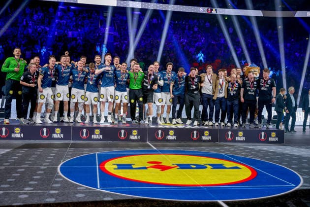 19.04.2026, xsscx, Handball, DHB-Pokal Lidl Final4, Finale, Füchse Berlin - Bergischer HC, Saison 2025 2026 Herren, Lanxess Arena, Köln: Die Mannschaft des Bergischer HC feiert den zweiten Platz im DHB-Pokal Photo: xSandraxScherningxPressefotoKochx Nordrhein-Westfalen Deutschland