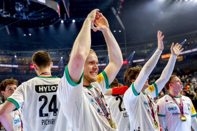 19.04.2026, xsscx, Handball, DHB-Pokal Lidl Final4, Finale, Füchse Berlin - Bergischer HC, Saison 2025 2026 Herren, Lanxess Arena, Köln: Die Mannschaft der Füchse Berlin feiert den Sieg im DHB-Pokal, Matthes Langhoff (Füchse Berlin 25) Photo: xSandraxScherningxPressefotoKochx Nordrhein-Westfalen Deutschland