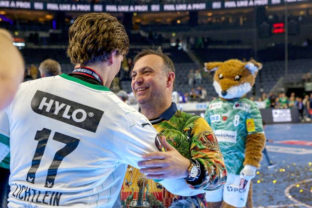 19.04.2026, xsscx, Handball, DHB-Pokal Lidl Final4, Spiel um Platz 3, TBV Lemgo-Lippe - SC Magdeburg, Saison 2025 2026 Herren, Lanxess Arena, Köln: Bob Hanning (Geschäftsführter Füchse Berlin) mit Nils Lichtlein (Füchse Berlin 17) nach dem Sieg im DHB-Pokal Photo: xSandraxScherningxPressefotoKochx Nordrhein-Westfalen Deutschland