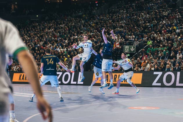 19.4.2026, Handball, Lidl, Final Four, Finale, Endspiel, Köln, Lanxess Arena, Bergischer HC, Füchse Berlin, 2026 Andersson, Lasse Bredekjaer (Berlin) wird verteidigt. Lanxess Arena, Köln Nordrhein-Westfalen Deutschland