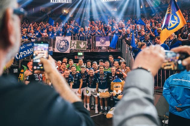 19.4.2026, Handball, Lidl, Final Four, Finale, Endspiel, Köln, Lanxess Arena, Bergischer HC, Füchse Berlin, 2026 Teamfoto vor den Fans von Bergischer HC Lanxess Arena, Köln Nordrhein-Westfalen Deutschland