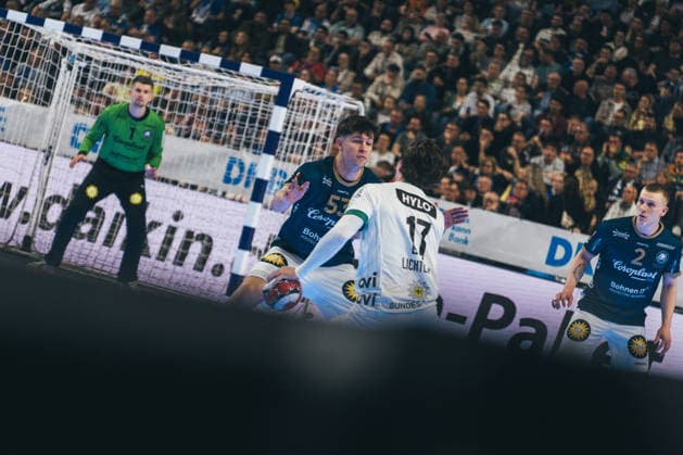 19.4.2026, Handball, Lidl, Final Four, Finale, Endspiel, Köln, Lanxess Arena, Bergischer HC, Füchse Berlin, 2026 Zweikampf Sören Steinhaus (Bergischer HC) und Nils Lichtlein (Berlin) Lanxess Arena, Köln Nordrhein-Westfalen Deutschland
