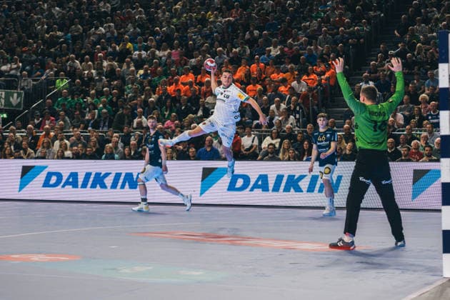 19.4.2026, Handball, Lidl, Final Four, Finale, Endspiel, Köln, Lanxess Arena, Bergischer HC, Füchse Berlin, 2026 Lukas Diedrich (Bergischer HC) hält einen Wurf von Av Teigum Hakun West (Berlin) Lanxess Arena, Köln Nordrhein-Westfalen Deutschland