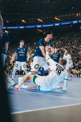 19.4.2026, Handball, Lidl, Final Four, Finale, Endspiel, Köln, Lanxess Arena, Bergischer HC, Füchse Berlin, 2026 Mathias Gidsel (Berlin) wird gefoult von Eloy Morante Maldonado (BErgischer HC) Lanxess Arena, Köln Nordrhein-Westfalen Deutschland