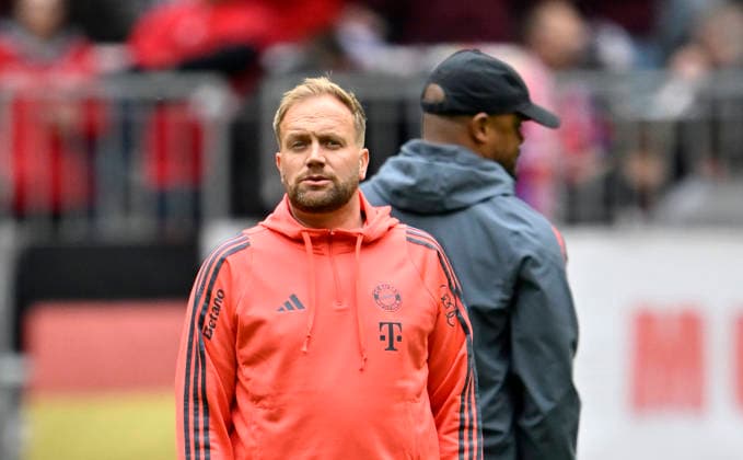 vor Spielbeginn: Trainer Coach Vincent Kompany FC Bayern Muenchen FCB hinter Co-Trainer Coach Aaron Danks FC Bayern Muenchen FCB bei der Platzinspektion FC Bayern Muenchen FCB vs VfB Stuttgart 19.04.2026 DFL REGULATIONS PROHIBIT ANY USE OF PHOTOGRAPHS AS IMAGE SEQUENCES AND OR QUASI-VIDEO FC Bayern Muenchen FCB vs VfB Stuttgart