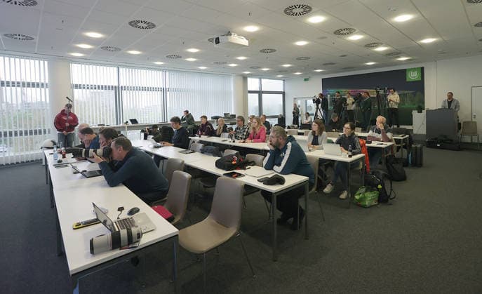 voll besetzter presseraum Fussball, Frauen, Saison 2025 2026, 1.Liga, Google Frauen-Bundesliga, VfL Wolfsburg , Pressekonferenz mit Alexandra Popp (VfL Wolfsburg) DFL REGULATIONS PROHIBIT ANY USE OF PHOTOGRAPHS AS IMAGE SEQUENCES AND OR QUASI-VIDEO.